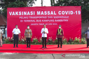 Vaksinasi pelaku transportasi-UKM di Terminal Kampung Rambutan ditinjau Presiden