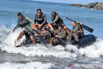 Marinir Indonesia dan Amerika berlatih dayung tembus gelombang