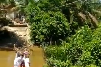 Bocah SD bergelantungan di keranjang menyeberangi sungai menjadi viral