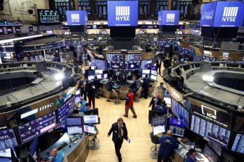 Wall Street turun terseret data ekonomi