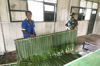 Satgas TNI latih keterampilan buat atap rumah untuk warga perbatasan RI-PNG