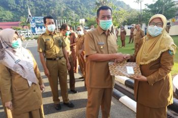 Bupati Pessel serahkan izin operasional sekolah