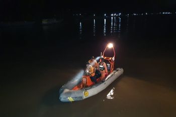 Tim SAR mencari anak yang terjatuh di Muara Sungai Agats Asmat