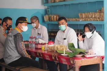 Wali Kota Madiun jamu Mensos santap siang di Pecel Bu Wo