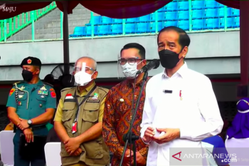 Presiden Jokowi tinjau pelaksanaan vaksinasi massal di Stadion Patriot