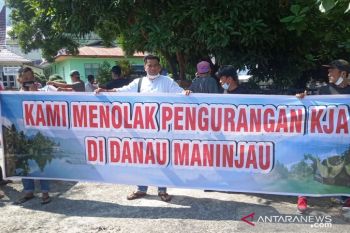 Puluhan petani Danau Maninjau tolak pengurangan KJA