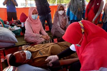 Peringati Hari Donor Darah Sedunia, Bupati Pessel donorkan darahnya di RSUD Dr M Zein Painan