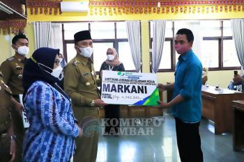 Bupati Lambar serahkan santunan kepada korban kecelakaan dari BPJAMSOSTEK