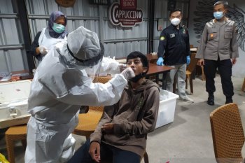 17 pengunjung warkop dites usap langgar PPKM