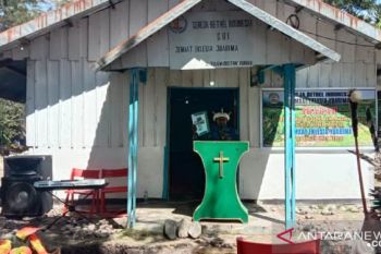 Bupati Jayawijaya bantu 100 sak semen untuk Jemaat Eklesia Juarima