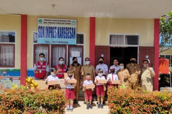 Alfamart salurkan donasi konsumen di SDN Inpres Karagesan Minut