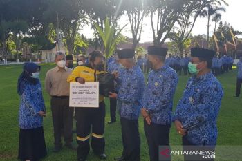 PT Semen Padang serahkan 1.000 bibit pohon kelapa ke Pemprov Sumbar