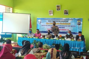 Pendidikan lalu-lintas perlu ditanamkan sejak dini, kata polisi