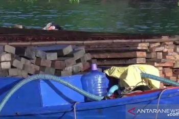 Brimob Kaltara Amankan Dua kapal Membawa Kayu Ilegal di Tarakan