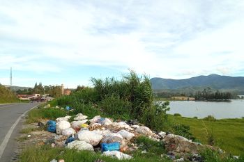Sampah menumpuk di pinggir jalan objek wisata Danau Diatas, warga Alahan Panjang mengeluh