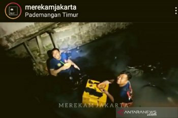 Petugas Damkar menyantap makanan di got