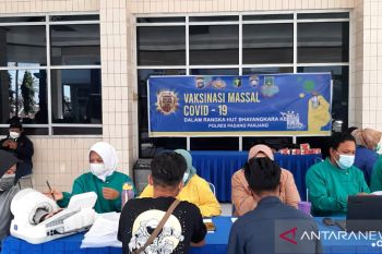 Ratusan warga Padang Panjang antusias divaksinasi