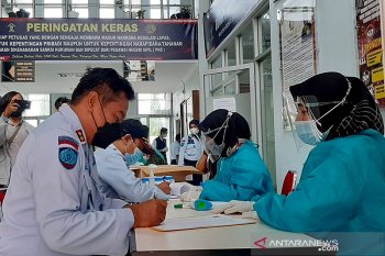 Pegawai Lapas Purwokerto jalani tes urine antisipasi  narkoba