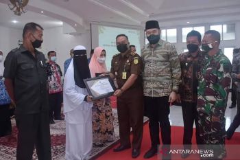 Urus adminduk warga, Elfi jatuh terduduk dari ojek