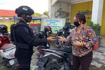 Brimob turun ke jalan imbau prokes COVID-19 kepada masyarakat
