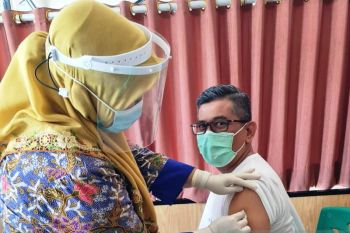 Antisipasi penyebaran COVID-19, seluruh karyawan Bank Nagari Simpang Empat Pasbar jalani vaksinisasi (Video)