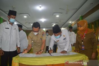 Setelah ijab kabul, pengantin di Padang langsung dapat ini dari Disdukcapil setempat