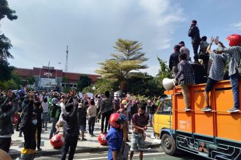Wali kota temui warga Madura demo penyekatan Suramadu di Balai Kota Surabaya