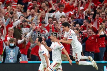 Gilas Rusia 4-1, Denmark secara dramatis ke 16 besar