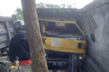 Truk tabrak dam truk di Jalan Raya Loteng
