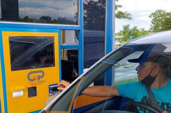 Bandara Minangkabau resmi terapkan layanan parkir nontunaidi gerbang masuk bandara