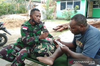 Tim kesehatan TMMD Kodim Biak beri pengobatan warga Kampung Swapodibo