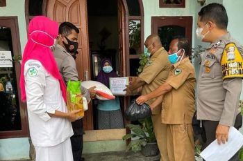 Pemkab Pesisir Selatan serahkan sembako ke pasien COVID-19