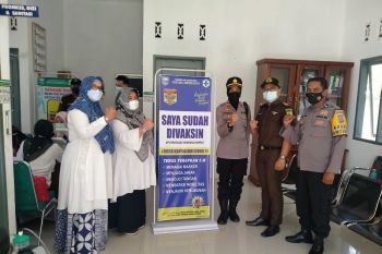 306 orang masyarakat Pasaman divaksin COVID-19 dalam suasana HUT Polri