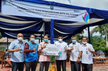 PLN Sumbar serahkan bantuan biaya sosialisasi dan pengurusan akta lahir di Pasaman
