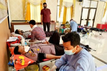 Sebanyak ini darah di donorkan anggota dan pimpinan Polres Pasbar saat HUT Polri ke-75