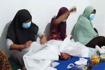 Mahasiswa Unimma latih petani membuat APD pertanian