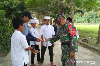 Babinsa Koya Barat sosialisasi protokol kesehatan cegah COVID-19