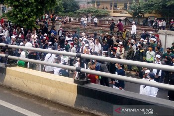 Polisi amakan ratusan simpatisan Rizieq Shihab