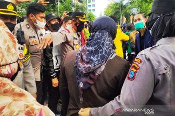 Tiga polisi terluka dan satu dilarikan ke rumah sakit saat amankan demo mahasiswa