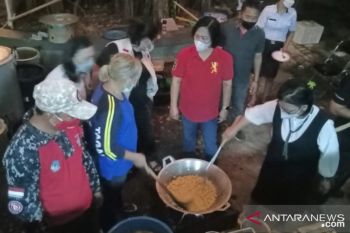 PKK Kota Bitung bantu bahan pangan korban kebakaran Pasar Tua