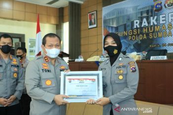 Terbaik ke-3 se-Sumbar, Humas Polres Pasbar terima piagam dari Kapolda