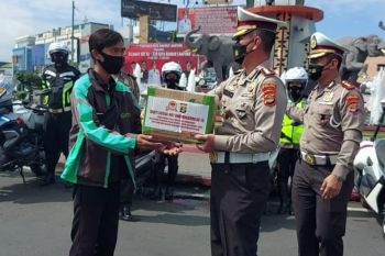 Dirlantas Polda Lampung distribusikan paket sembako untuk ojek online
