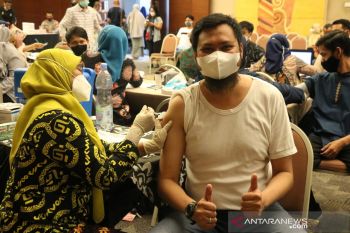 Kalla Group gelar vaksinasi mandiri untuk karyawan garda terdepan