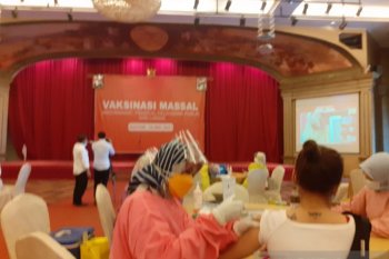 Batam kekurangan  juru  vaksin COVID-19