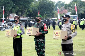 Polda NTB menyalurkan 3.275 paket sembako untuk warga terdampak COVID-19