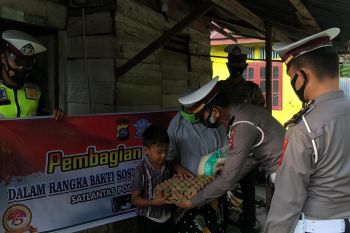 Satlantas Polres Pasbar salurkan 200 paket sembako ke warga kurang mampu