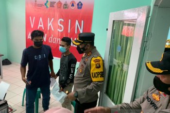 Warga Muarojambi tetap antusias ikut vaksinasi meski diguyur hujan