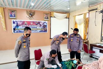 Polres Pasbar adakan sunat massal bentuk bakti ke masyarakat dalam rangka HUT Polri ke-75