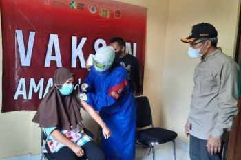 Bupati Bantul meninjau pelayanan vaksinasi COVID-19 massal
