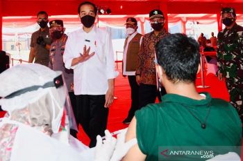 Presiden Joko Widodo targetkan jumlah vaksinasi naik dua kali lipat di Agustus